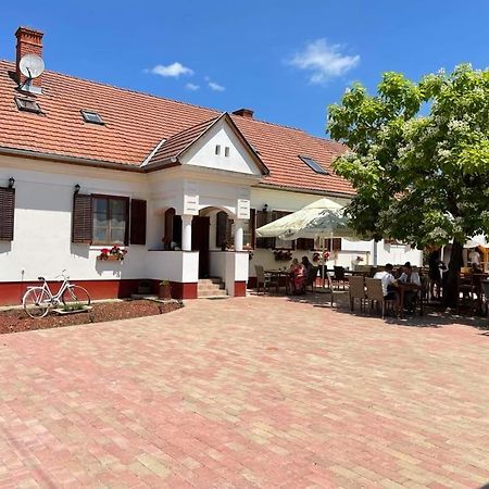 Bed and Breakfast Noble'S Panzio Es Etterem Nemesnép Exterior foto