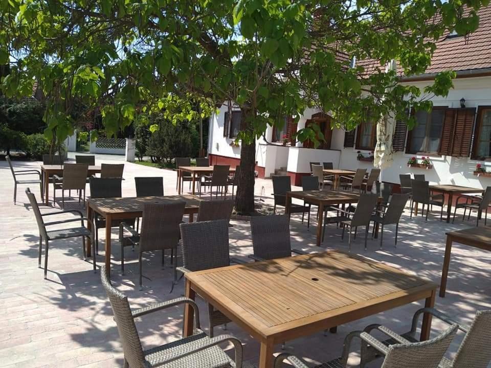 Bed and Breakfast Noble'S Panzio Es Etterem Nemesnép Exterior foto
