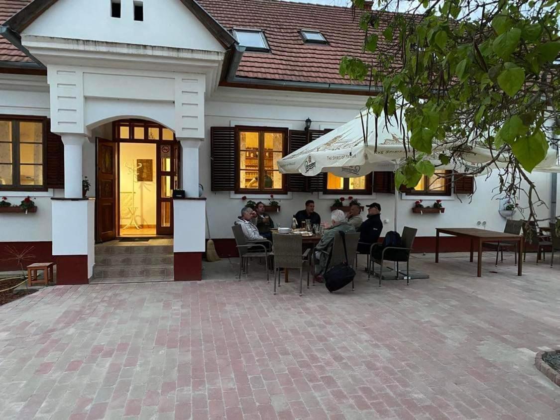 Bed and Breakfast Noble'S Panzio Es Etterem Nemesnép Exterior foto