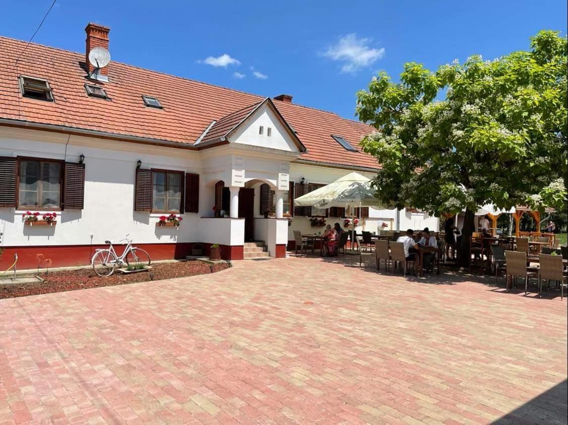 Bed and Breakfast Noble'S Panzio Es Etterem Nemesnép Exterior foto